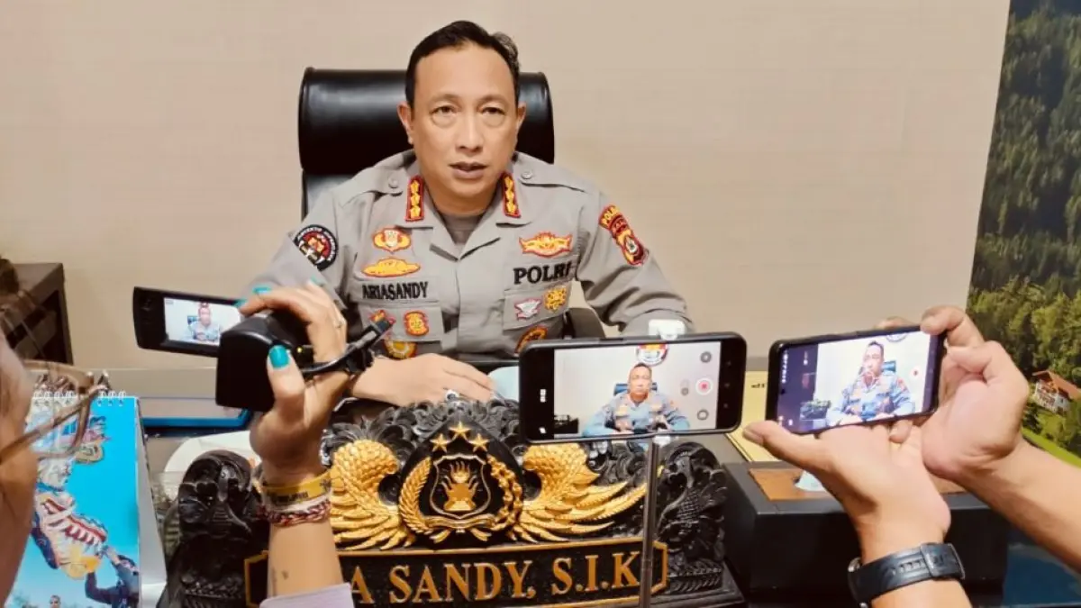 REBUTAN KRIPTO: Kabid Humas Polda Bali Kombes Pol. Ariasandy, S.I.K., memberikan keterangan pers terkait penyelidikan dugaan penculikan dan pemerasan terhadap seorang WNA asal Rusia di wilayah Kuta Selatan, Badung. (ADRIAN SUWANTO/radarbali.id)