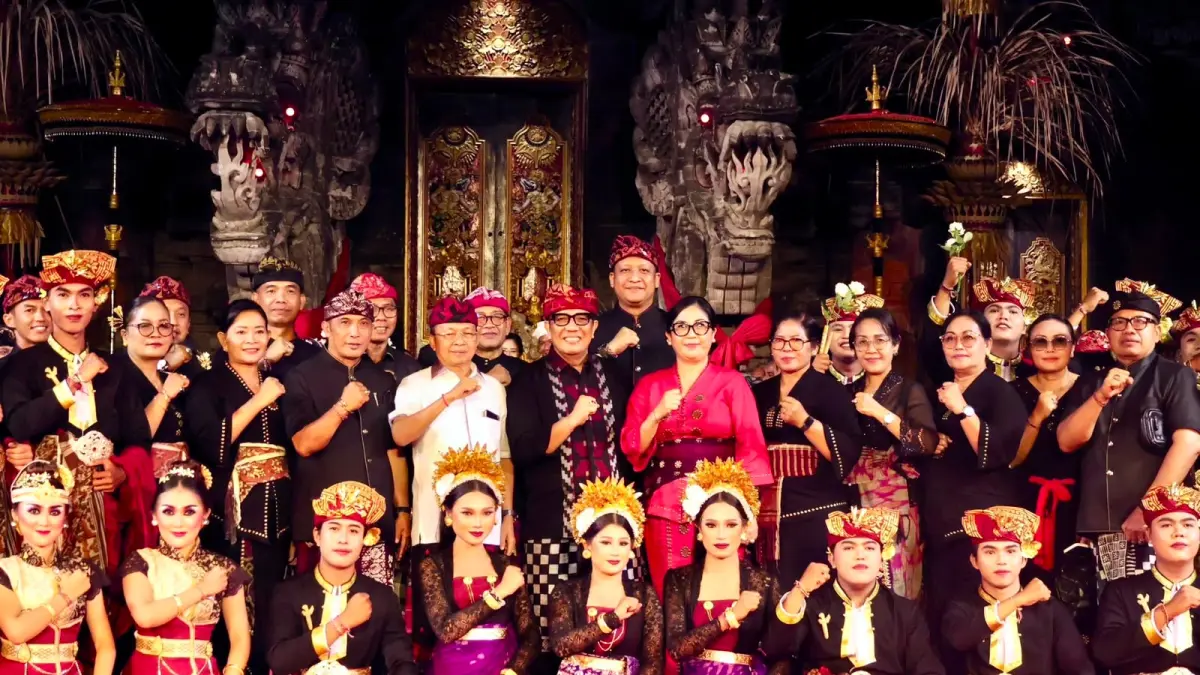 Bupati Tabanan I Komang Gede Sanjaya bersama Ketua TP PKK Kabupaten Tabanan, Ny. Rai Wahyuni Sanjaya atau Bunda Rai memberikan semangat kepada Duta Kabupaten Tabanan memukau penonton pada ajang Pesta Kesenian Bali (PKB) XLVIII Tahun 2026.&nbsp;