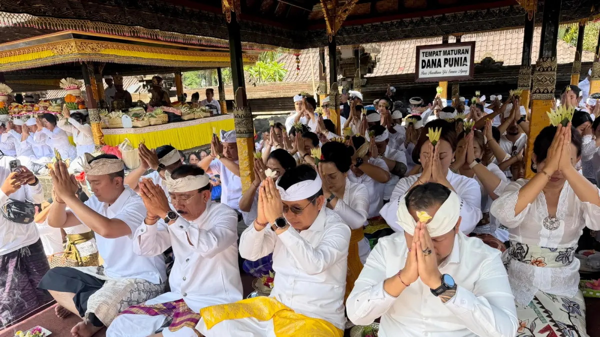 Bupati Wayan Adi Arnawa bersama Wabup Bagus Alit Sucipta memimpin bakti penganyaran di Pura Kahyangan Jagat Mandara Giri Semeru Agung, Desa Senduro, Kabupaten Lumajang, Jawa Timur, Jumat (10/7).