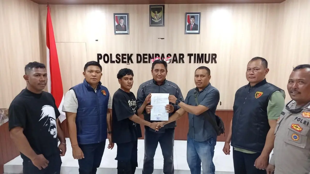 DAMAI: Personel Polsek Denpasar Timur memfasilitasi mediasi antara penghuni kos yang terlibat keributan di Jalan Akasia XVI, Gang Durian, Kelurahan Kesiman, Kamis (9/7/2026). (IST/radarbali.id)