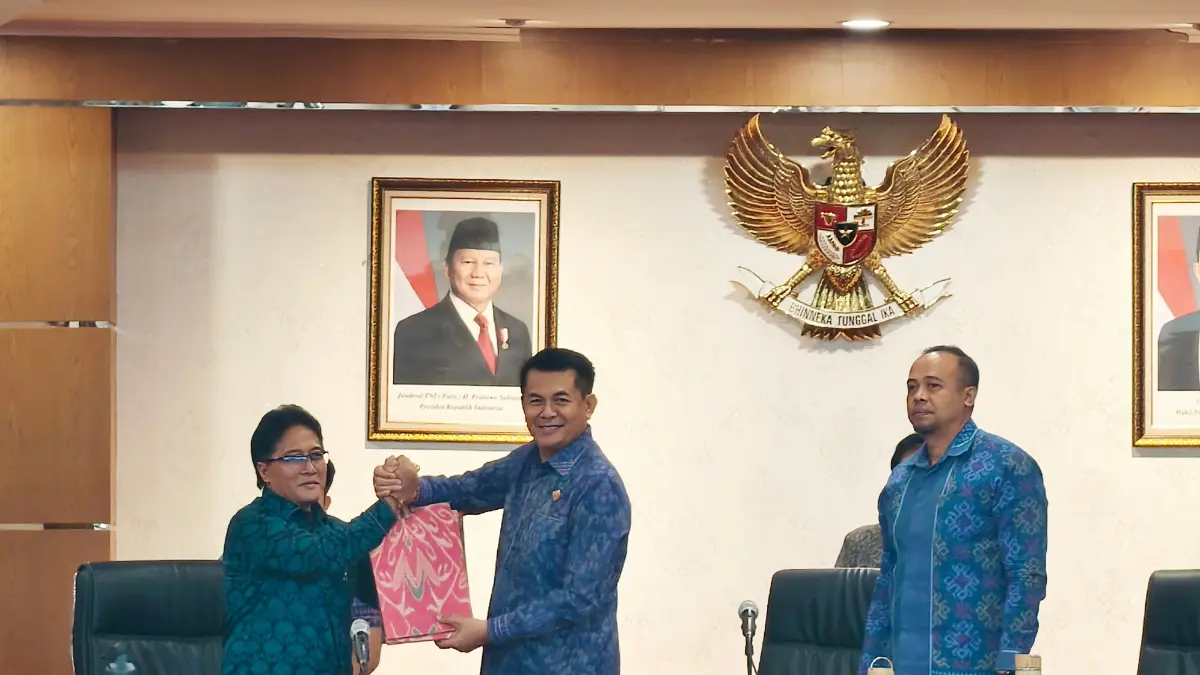 Ketua DPRD Bali, Dewa Made Mahayadnya, didampingi Wakil Ketua III Komang Nova Sewi Putra dan Wakil Gubernur Bali I Nyoman Giri Prasta di Ruang Sidang Utama Gedung DPRD Provinsi Bali (10/7/2026).