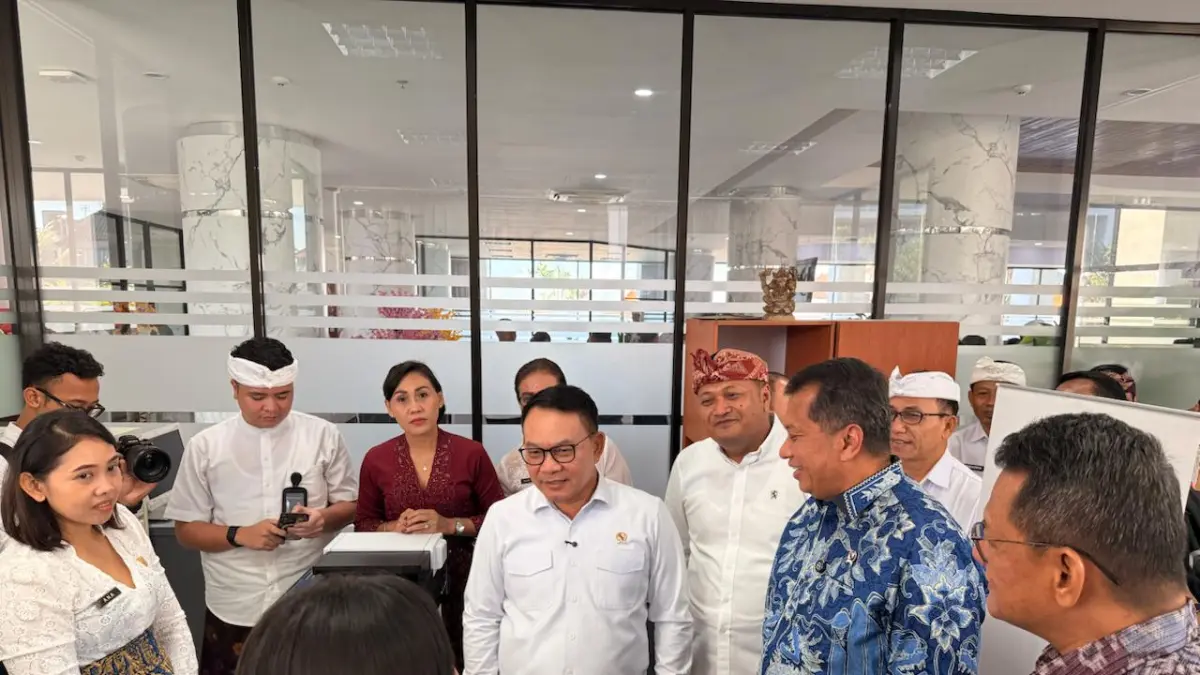 PUJIAN: Pejabat pusat didampingi Bupati Made Mahayastra saat berkunjung ke MPP Gianyar (9/7/2026). (Kominfo Gianyar)