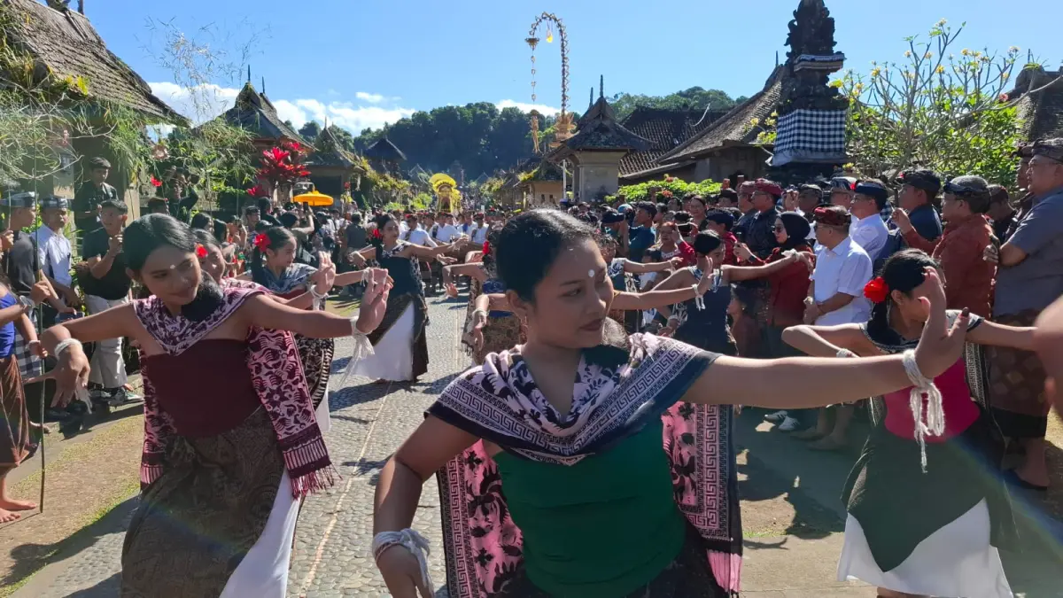 SEMARAK : Pertunjukan tari kolosal, Peed Aya, parade gebogan di Jalan Utama Desa Adat Penglipuran. (Dewa Ayu Pitri Arisanti/Radar Bali)