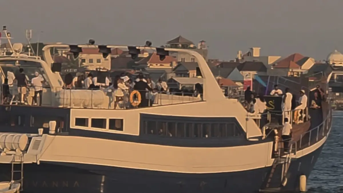 BERMASALAH: Suasana pesta boat party di atas kapal yang bersandar di Dermaga Pelabuhan Benoa, Bali. Puluhan wisatawan mancanegara tampak menikmati alunan musik elektronik yang dimainkan sejumlah DJ asing, Minggu (12/7/2026). (ist/radarbali.id)