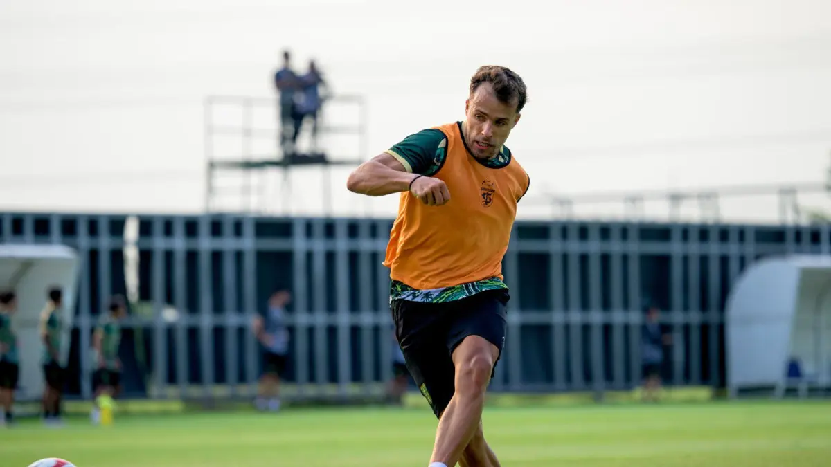 Gelandang Persebaya Miguel Pereira dalam latihan perdana menjelang 99 Aniversary Game melawan PSIS Semarang. (Media Persebaya) 