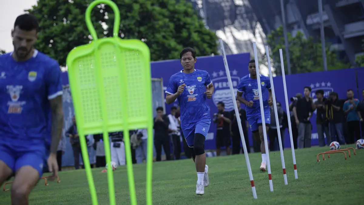 Gelandang tengah Persib Adam Alis dalam sesi latihan perdana Persib di lapangan pendamping GBLA Bandung. (Media Persib)