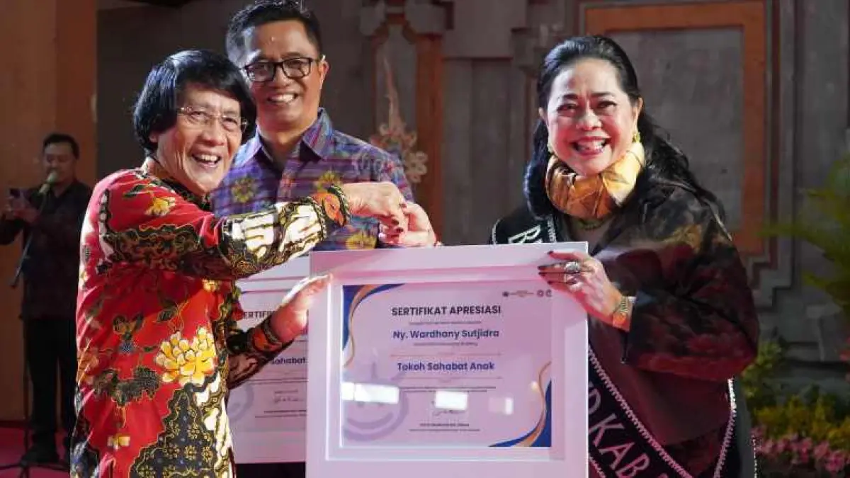 INGATKAN PENTINGNYA DIDIKAN ORANG TUA: Kak Seto (kiri) ajak orang tua berperan aktif mendidik anak di rumah (foto: Pemkab Buleleng)