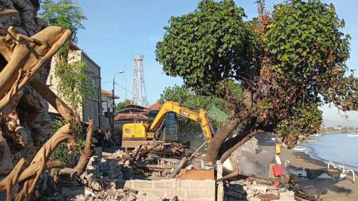 MULAI DIRATAKAN : Pembongkaran bangunan liar yang berdiri di sempadan pantai wilayah Kampung Baru, Kecamatan Buleleng, Kabupaten Buleleng menggunakan eskavator.(francelino junior)

&nbsp;