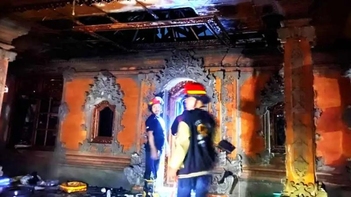 NAHAS SENIMAN: Rumah Komang Ariawan di Banjar Palak dilalap api saat sedang tampil di PKB. (ist)