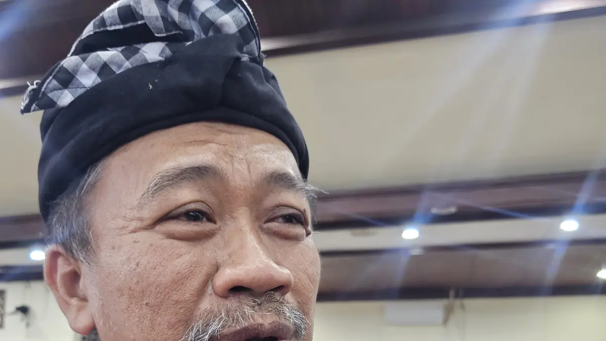 REDAM KRIMINALITAS: Ketua Bidang Kependudukan, Kewilayahan, dan Kasukertan Krama MDA Bali, I Made Wena, saat usai rapat di DPRD Bali, Senin 13 Juli 2026. (NI KADEK NOVI FEBRIANI/radarbali.id)