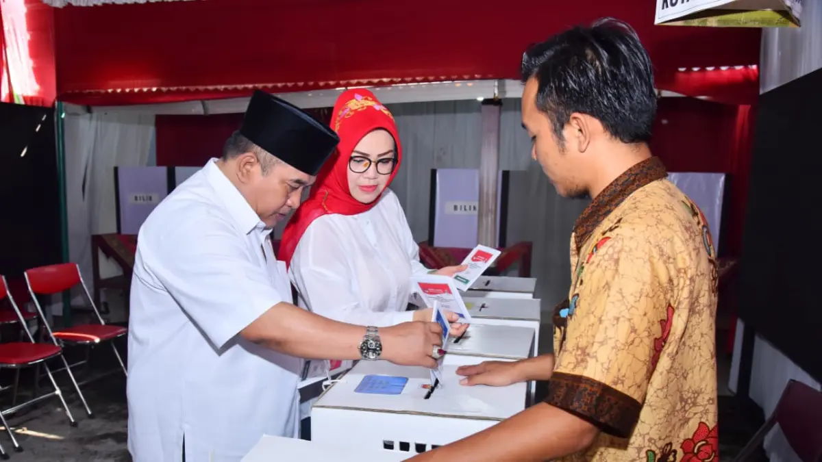 Wardoyo Wijaya dan Etik Suryani saat menggunakan hak pilih di Pemilu 2019. 