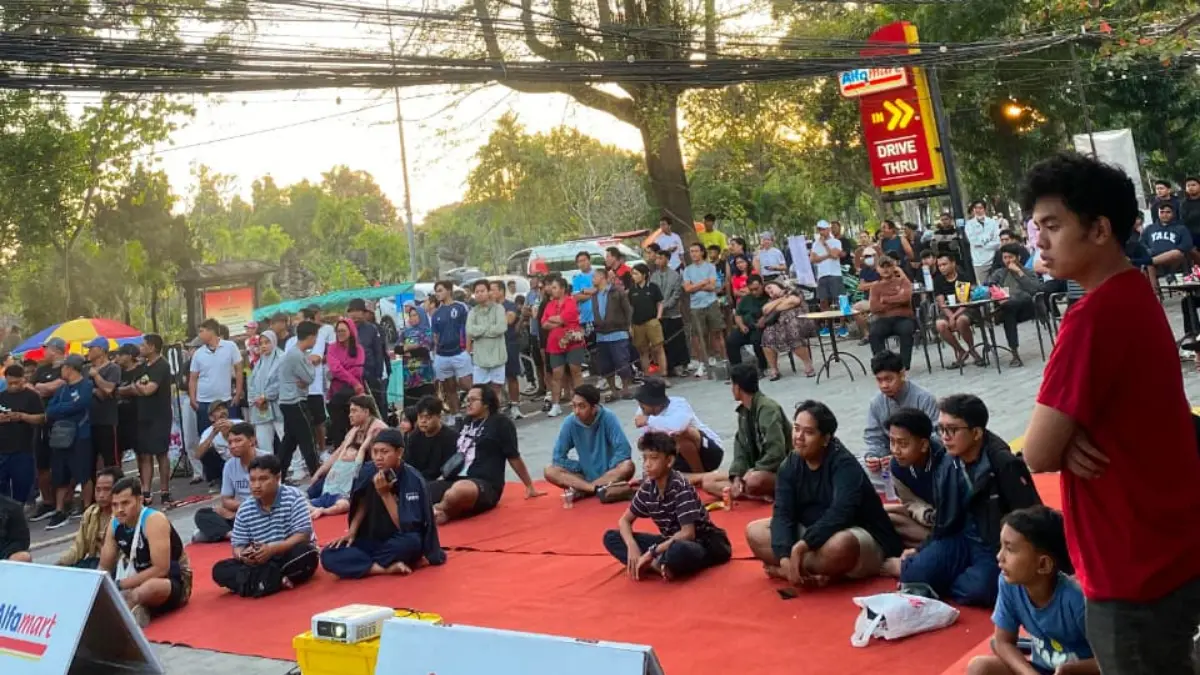 Antusiasme masyarakat Bali terlihat dari tingginya minat warga mengikuti kegiatan nonton bareng (nobar) yang digelar di Gerai Alfamart Bajra Sandhi, Denpasar.
