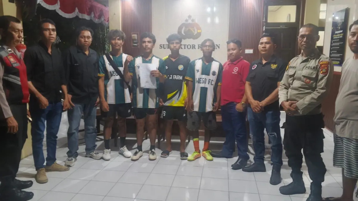 DAMAI: Personel Polsek Denpasar Timur memediasi perselisihan antarpemuda usai pertandingan sepak bola di kawasan Lapangan Bajra Sandhi, Renon, Minggu (12/7/2026). (ist/radarbali.id)