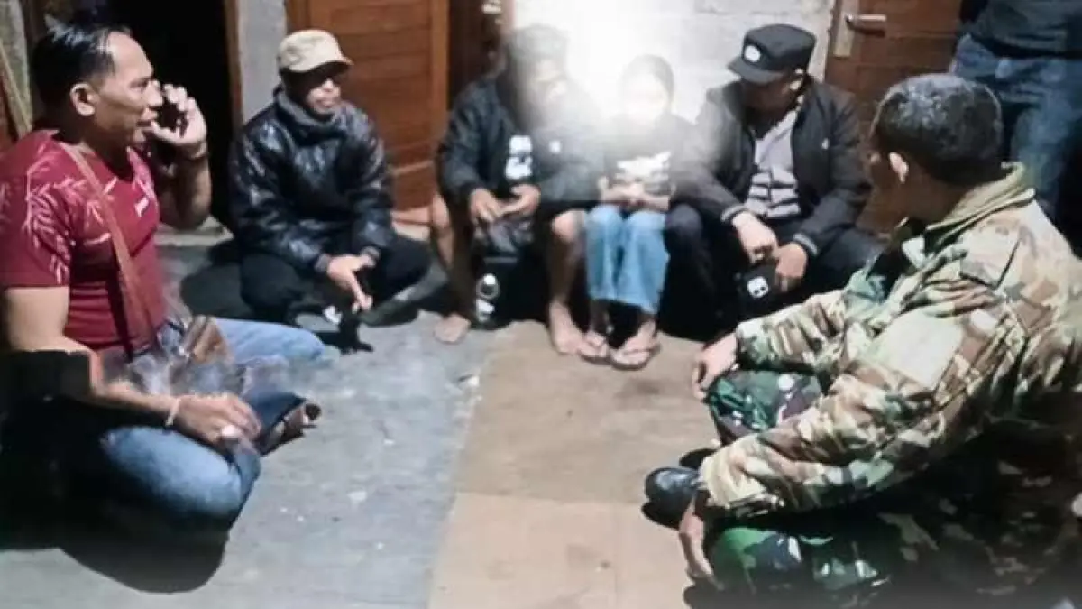 DIPERIKSA POLISI : Polisi meminta keterangan atas peristiwa penganiayaan yang dilakukan ayah kepada anak kandungnya.( Foto: Polres Buleleng untuk Radar Bali)