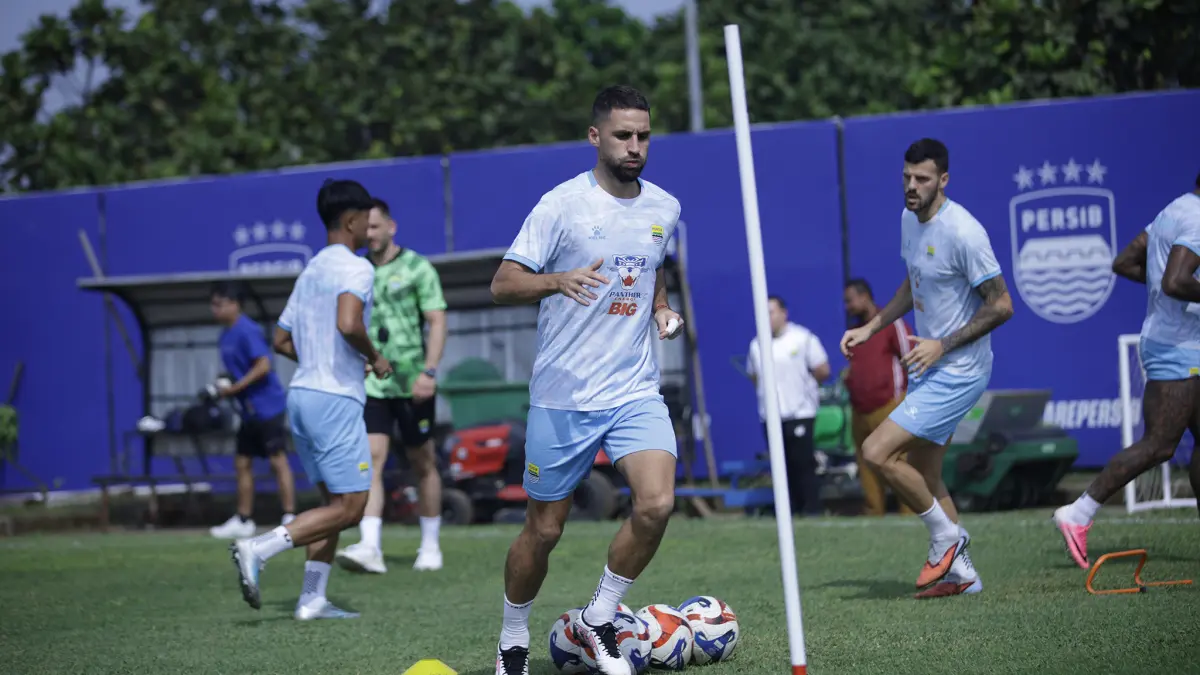 Gelandang Persib Luciano Guaycochea saat latihan perdana pramusim di lapangan pendamping GBLA Bandung.