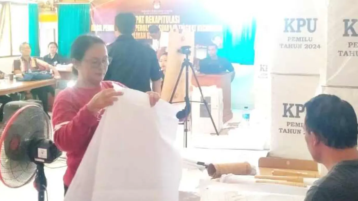 PEMILIH PEMULA MELONJAK : Aktivitas KPUD Tabanan yang melakukan rekapitulasi suara tingkat kecamatan saat pilkada serentak 2024 lalu.(juliadi/radar bali)