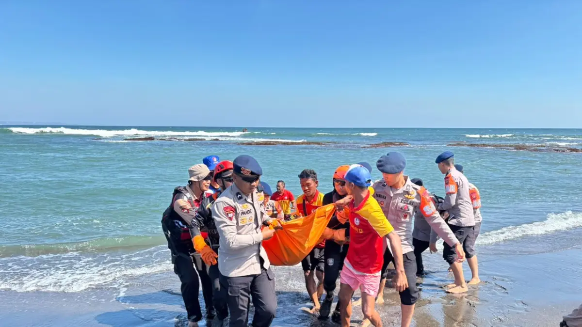 Tim SAR gabungan mengevakuasi jasad Cristian Jonathan yang ditemukan 300 meter dari lokasi kejadian musibah setelah dua hari pencarian intensif. (Kantor SAR Denpasar)