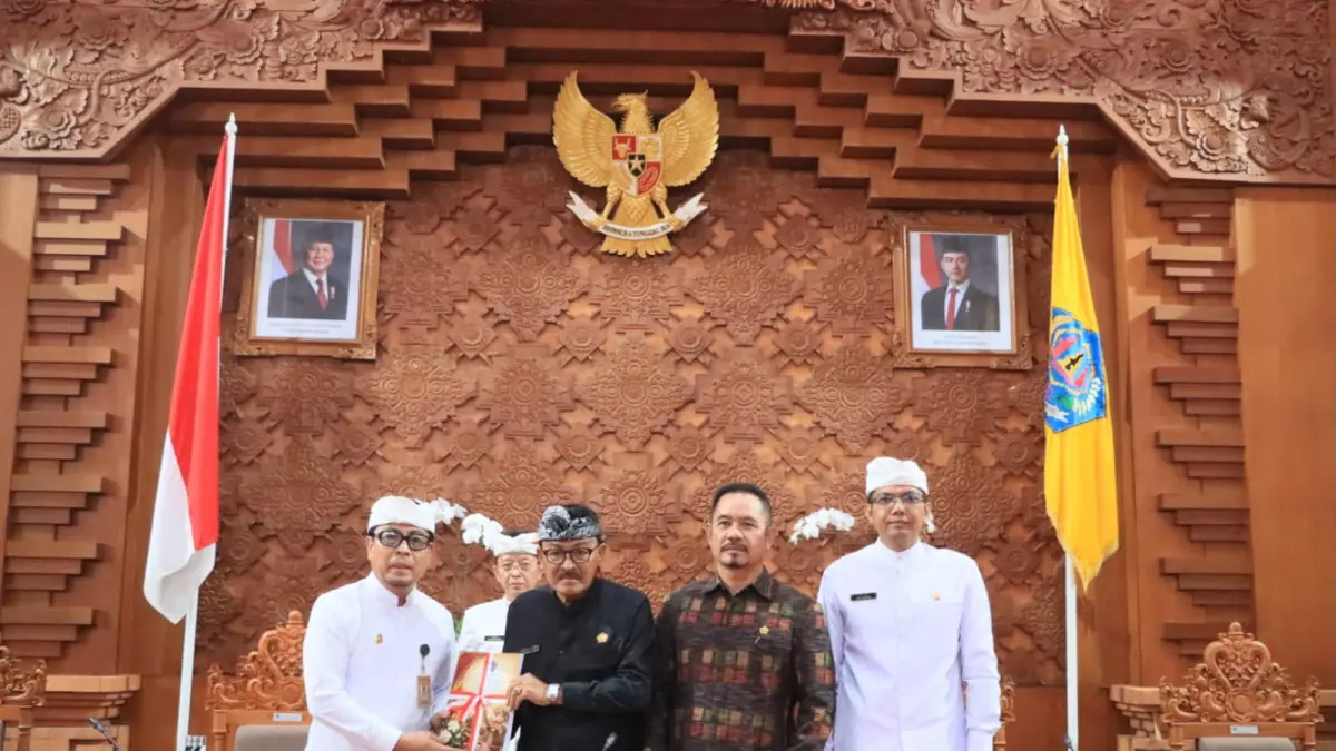 Wakil Wali Kota Denpasar I Kadek Agus Arya Wibawa bersama Ketua DPRD Denpasar, I Gusti Ngurah Gede, didampingi Wakil Ketua DPRD I Wayan Mariyana Wandhira dan I Made Oka Cahyadi Wiguna dalam pelaksanaan Rapat Paripurna ke-9 Masa Persidangan II DPRD Kota Denpasar, Selasa (14/7), di Gedung DPRD Kota Denpasar.