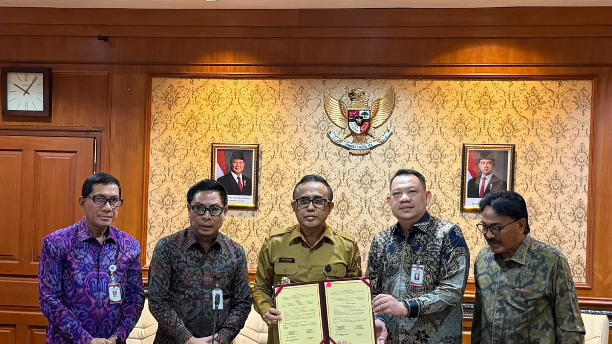 Wali Kota Denpasar, IGN Jaya Negara saat melaksanakan penandatangan Memorandum of Understanding (MoU) Sister City sebagai bentuk kerja sama "sister city" dengan Pemerintah Kota Piraeus, Yunani dilaksanakan secara hybrid di Kantor Walikota Denpasar, pada Senin (13/7).