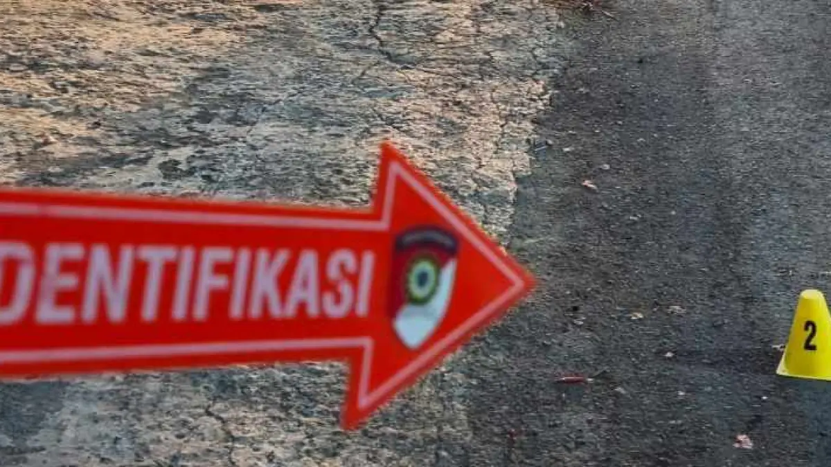DI SINI PENGEROYOKANNYA: Polisi melakukan olah kejadian perkara pengeroyokan di Jalan Mahoni, Semarapura Kelod,Klungkung. (Foto: Humas Polres Klungkung) .
