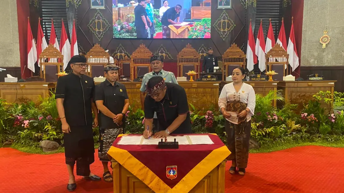 DPRD Kabupaten Karangasem resmi menyetujui Rancangan Peraturan Daerah (Ranperda) tentang Pertanggungjawaban Pelaksanaan APBD Tahun Anggaran 2025 menjadi Peraturan Daerah (Perda).