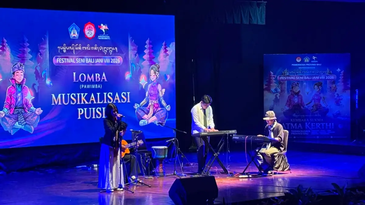 Penampilan peserta musikalisasi puisi di Festival Bali Jani (FSBJ) VIII, Rabu (15/7). (Foto: Sumber Radar Bali)