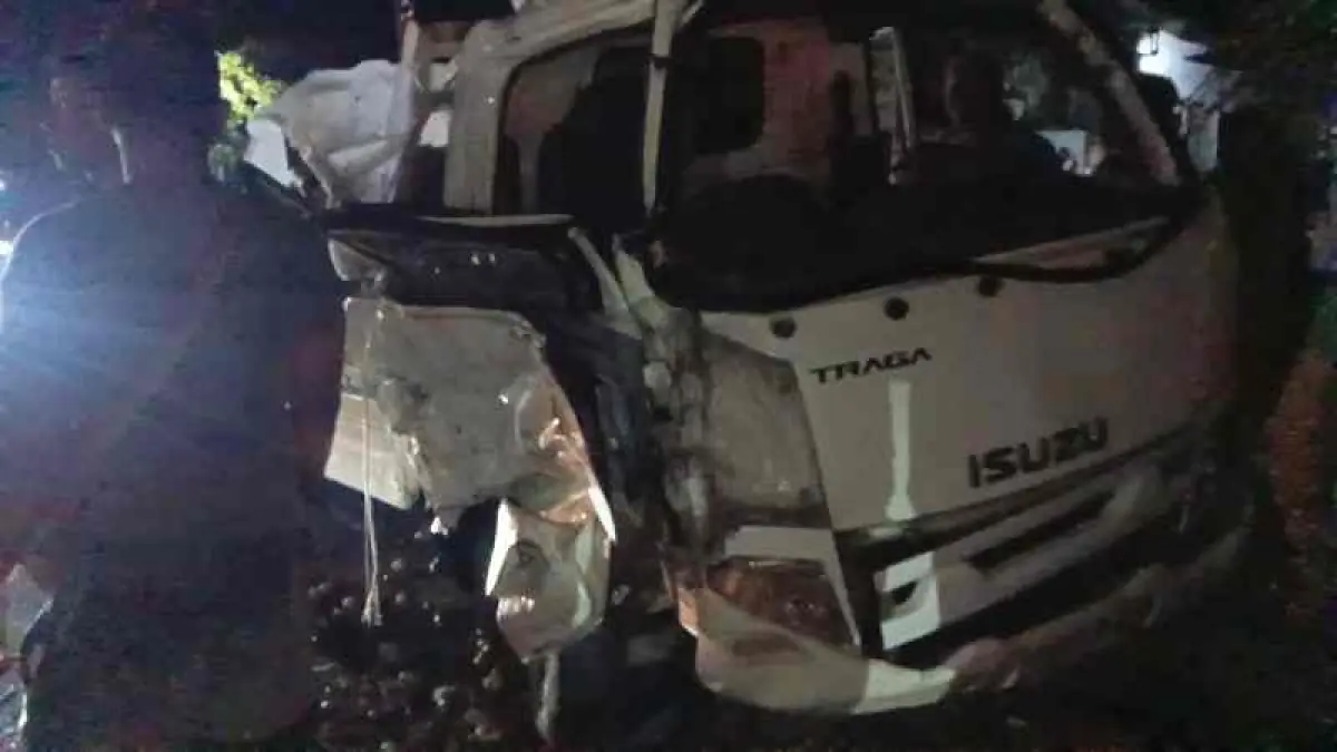 REMUK : Tabrakan mobil Suzuki APV versus pikap pengangkut sayuran di KM 98-99 Banjar Banyubiru,Negara, Jembrana. (Polsek Negara,Jembrana)