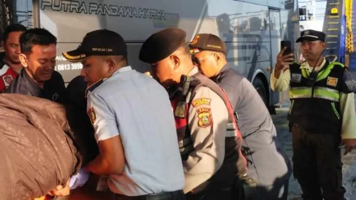 TRAGIS : Sopir bus PO Putra Pandawa Karya bernomor polisi K 7576 OCyang ditemukan meninggal dievakuasi. (foto: Polsek Gilimanuk)