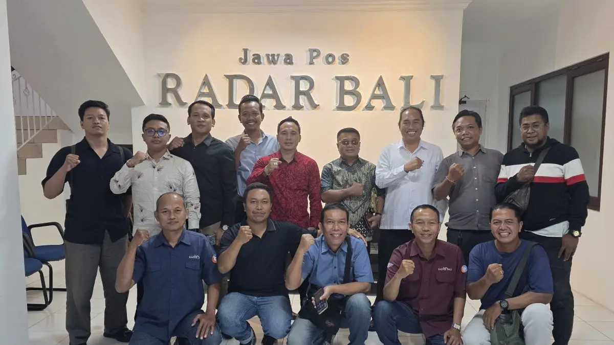 UNTUK KEMERDEKAAN PERS: Koalisi Advokat untuk Demokrasi (KABUD) sebagai tim P{embela Hukum Kebebasan Pers, media yang tergabung dalam Solidaritas Jurnalis Bali (SJB) saat bertemu di redaksi Jawa Pos Radar Bali, Senin 13 Juli 2026.