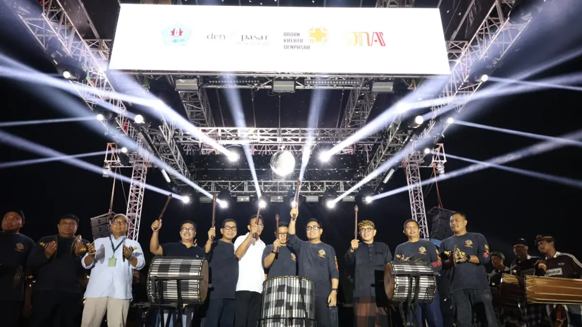 Wakil Walikota I Kadek Agus Arya Wibawa, bersama Sekda Kota Denpasar, IGN Eddy Mulya, DPRD Kota Denpasar, forkopimda saat membuka Denpasar Youth Festival (D’Youth Fest) 6.0 di Kawasan Lapangan Puputan I Gusti Ngurah Made Agung, Denpasar, Sabtu (11/7) malam.