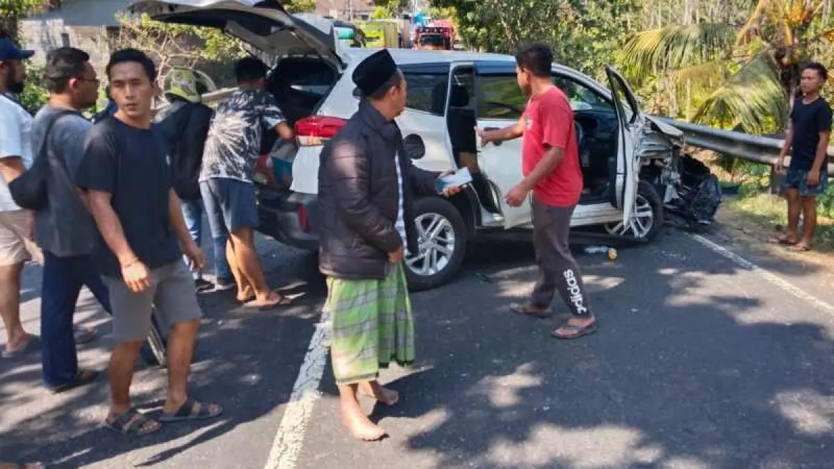 AKIBAT TIDUR KILAT : Daihatsu Terios  ini ringsek bodi depannya setelah menabrak &nbsp;truk trailer. (foto: Polsek Pekutatan,Jembrana)