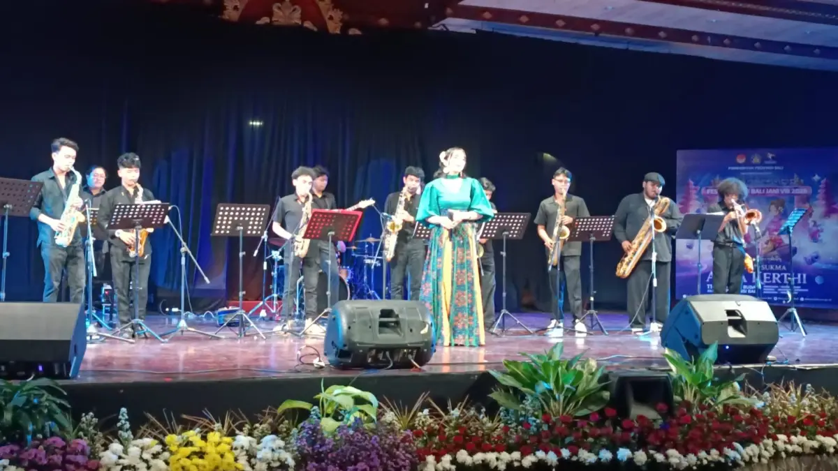 BIKIN TAKJUB: Sanggar Griya Musika Sukawati (Crescendo) berkolaborasi dengan Institut Seni Indonesia (ISI) Bali tampil di Festival Seni Bali Jani (FSBJ) VIII Tahun 2026, Gedung Ksirarnawa, Taman Budaya Bali, Senin, 13 Juli 2026.