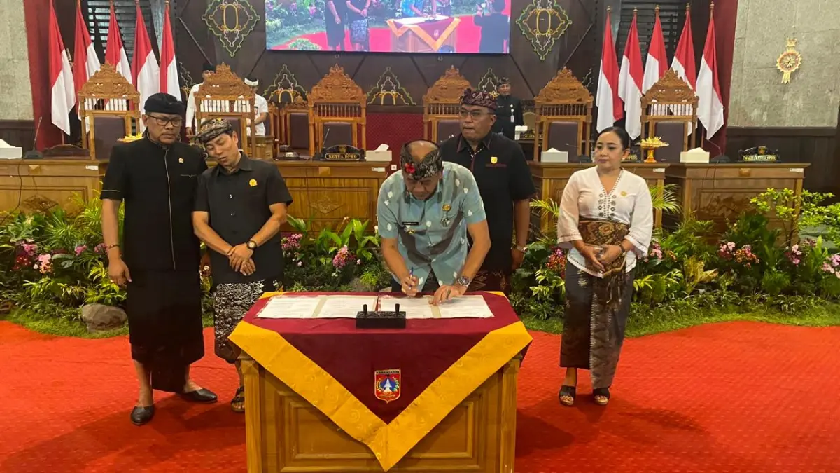Bupati Karangasem I Gusti Putu Parwata (tengah) bersama Ketua DPRD Karangasem I Wayan Suastika serta tiga Wakil Ketua DPRD saat Rapat Paripurna DPRD Karangasem, Selasa (14/7).