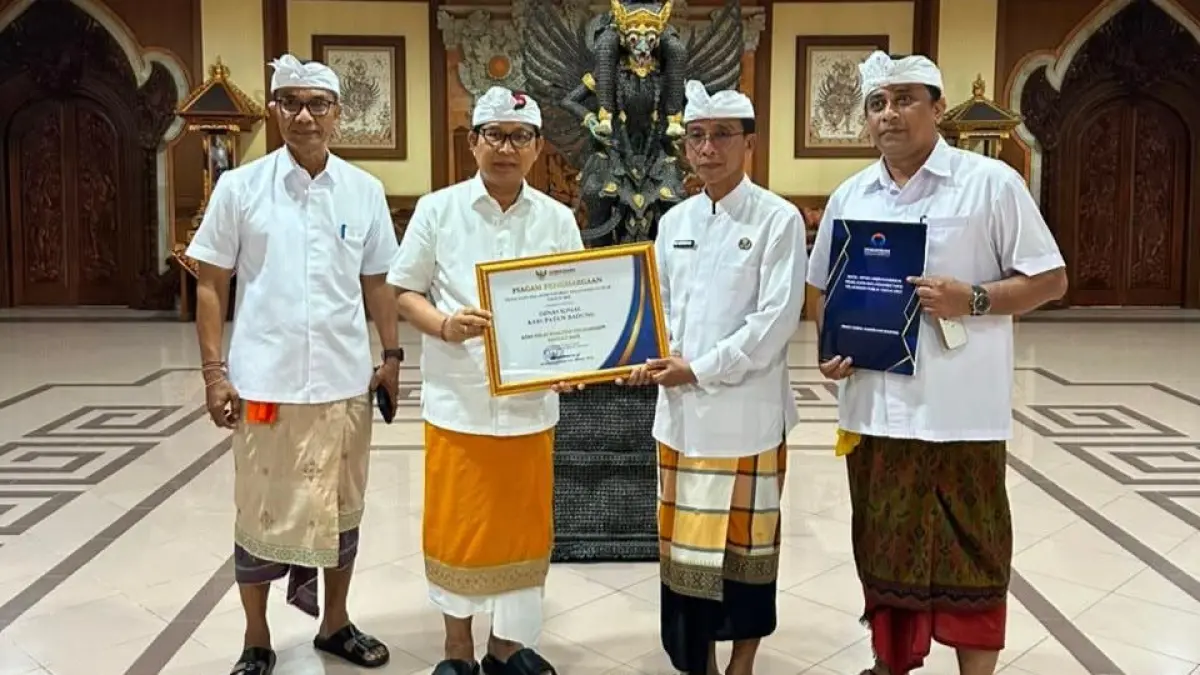 Bupati Wayan Adi Arnawa saat menyerahkan Piagam Penghargaan kepada Kadis Sosial Badung I Gde Eka Sudarwitha di Puspem Badung, Selasa (14/7).