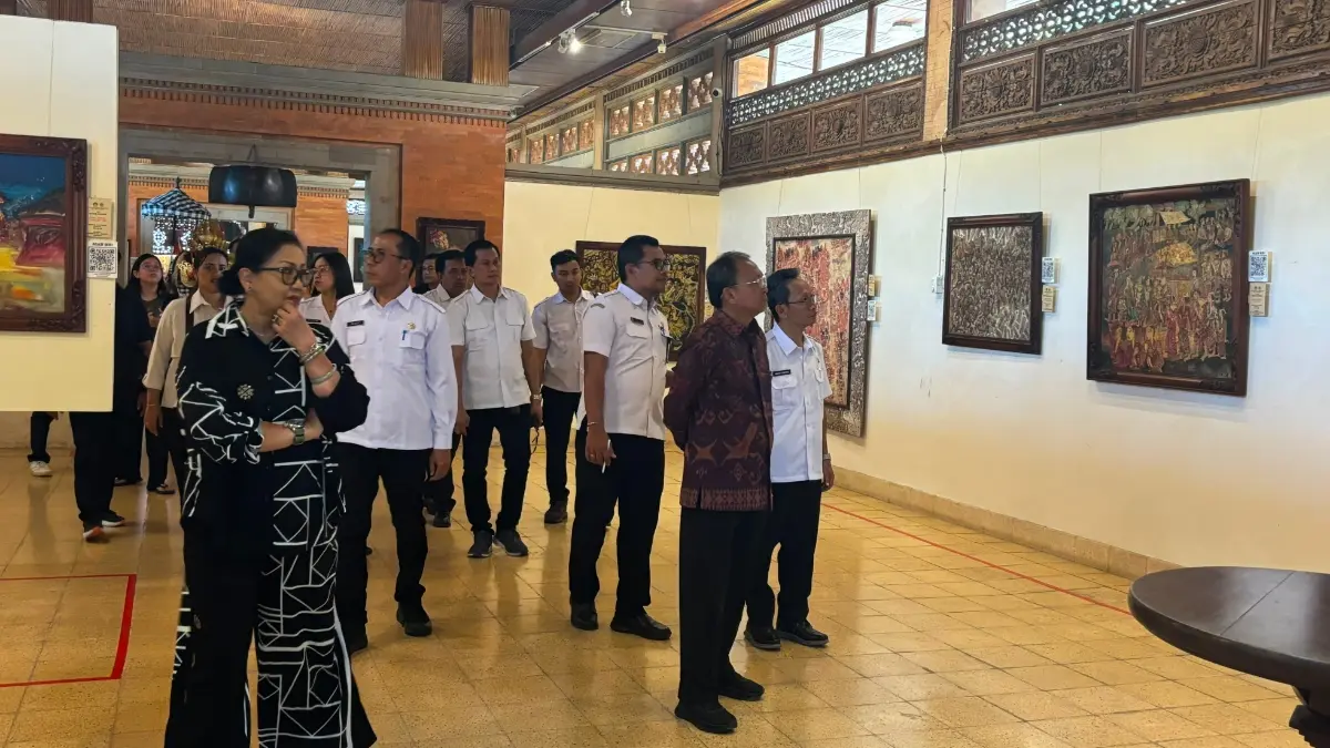 Gubernur Bali Wayan Koster bersama Ny. Putri Suastini Koster di Museum Mahudara Mandara Giri Buana yang terletak di kompleks Art Center Denpasar pada Rabu (15/7/2026).&nbsp;