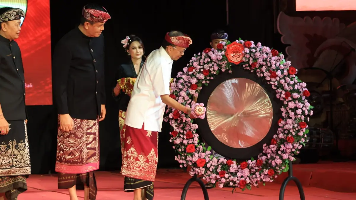 RUANG SENI MODERN: Gubernur Bali Wayan Koster memukul gong tanda dibukanya Festival Seni Bali Jani, Sabtu (11/7/2026).