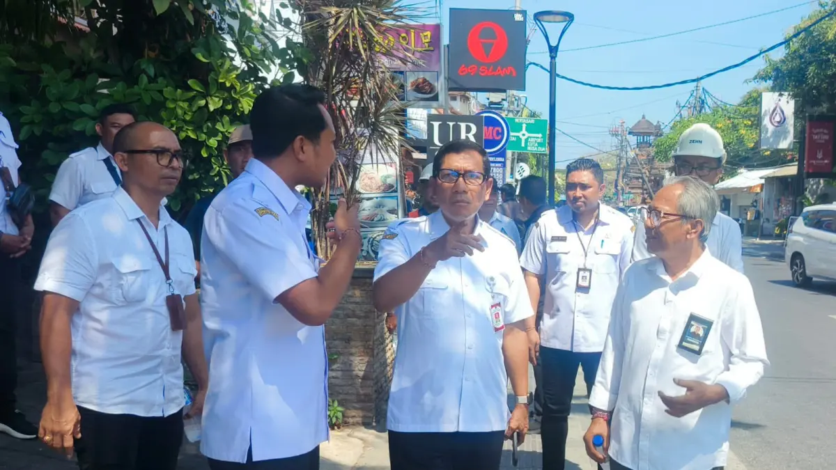 Sekretaris Daerah Kota Denpasar, I Gusti Ngurah Eddy Mulya, bersama APJATEL (Asosiasi Penyelenggara Jaringan Telekomunikasi Indonesia) melaksanakan Survei Teknis dan Pengujian Teknis Redaman Kabel SJUT-IPT Kawasan Sanur, Rabu (15/7).