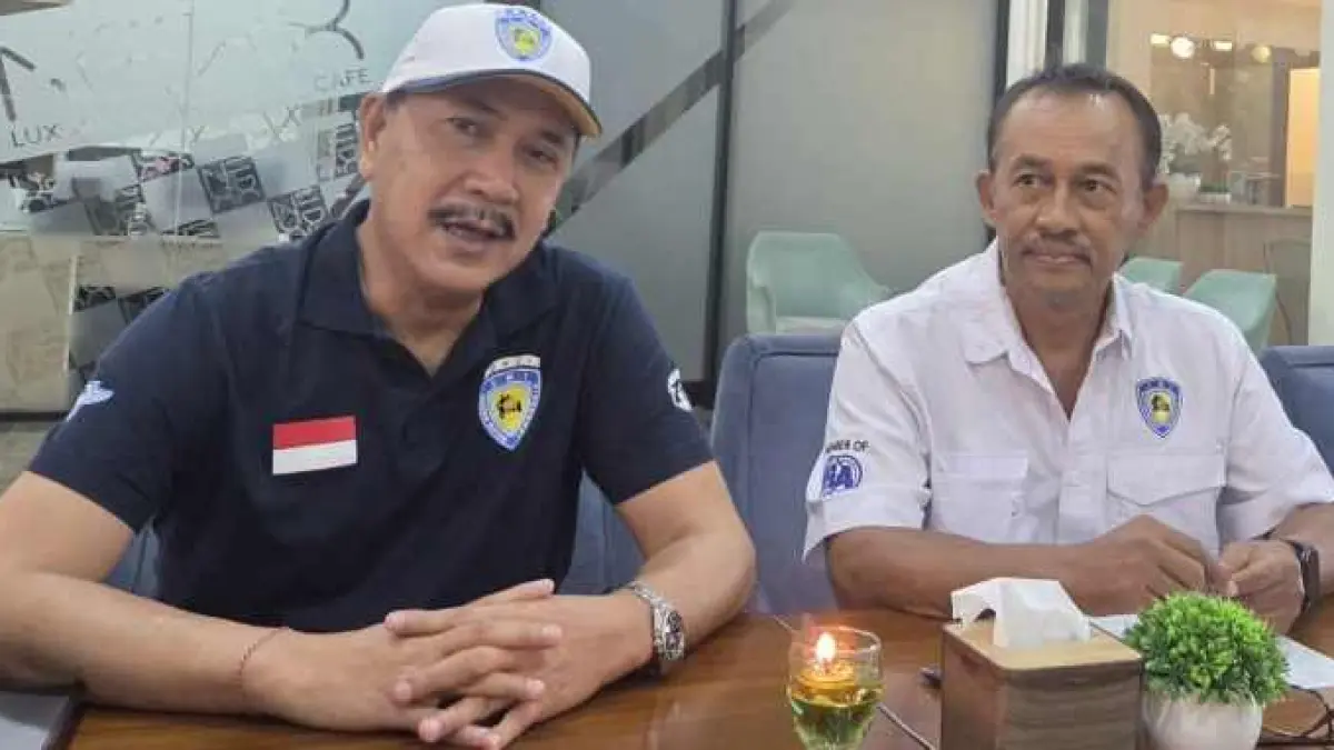 SIAPKAN MUSPROV JELANG PON 2028 :Ketua Harian IMI Bali Tony Susianto dan Sekretaris IMI Bali I Ketut Alit Anom (kanan) dan Sekretaris Umum (Sekum) IMI Bali I Ketut Alit Anom (kiri) di Sekretariat IMI Bali. (marsello pampur)