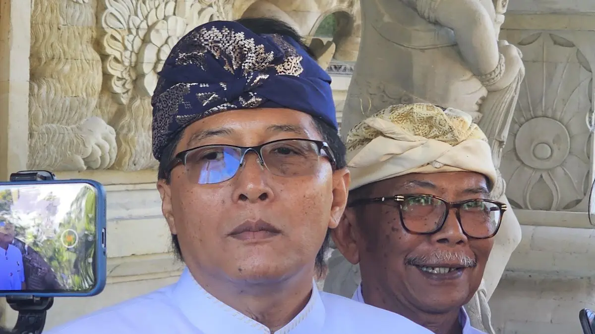 BANTAH BAGI-BAGI UANG: Wagub IProvinsi Bali  Nyoman Giri Prasta ditemui usai sidang paripurna, Selasa (14/7/2026). (NI KADEK NOVI FEBRIANI/radarbali.id)
