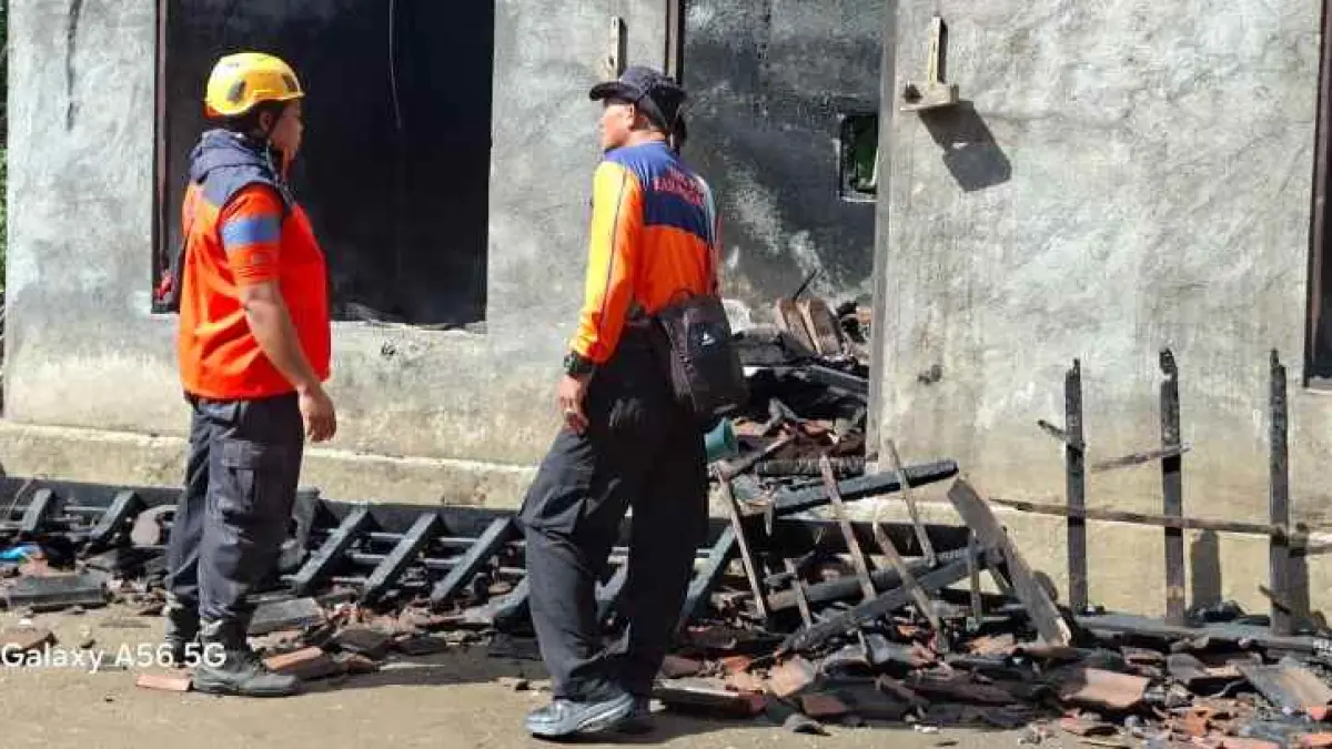 JADI ARANG : Kondisi dapur milik I Nengah Dana, warga Banjar Dinas Yehkori, Desa Jungutan, Kecamatan Bebandem, ludes terbakar diduga akibat korsleting listrik.(ist)
