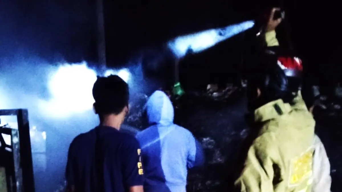 KEALPAAN KARENA KELUPAAN : Kebakaran melanda TPST Tejakula. Diduga karena api pembakaran sampah sebelumnya.(ist)