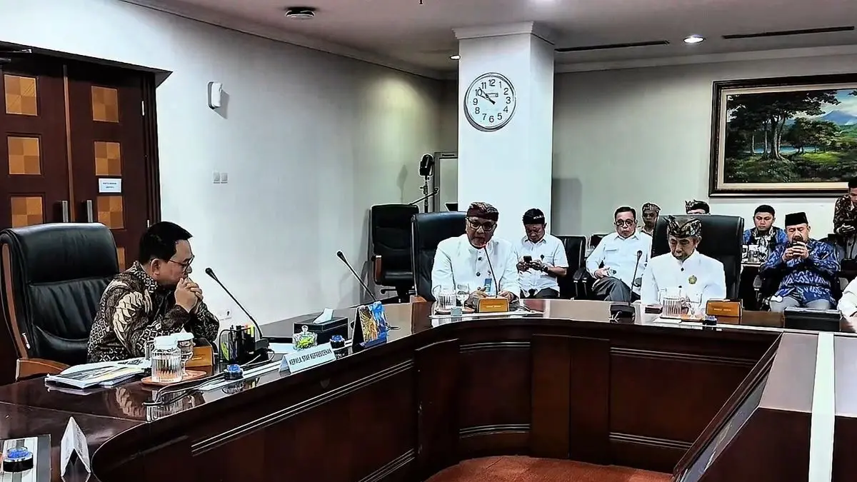 Kepala Kantor Staf Kepresidenan Dudung Abdulrahman ketika menerima raja-raja Bali di kantornya. (Foto: KSP)
