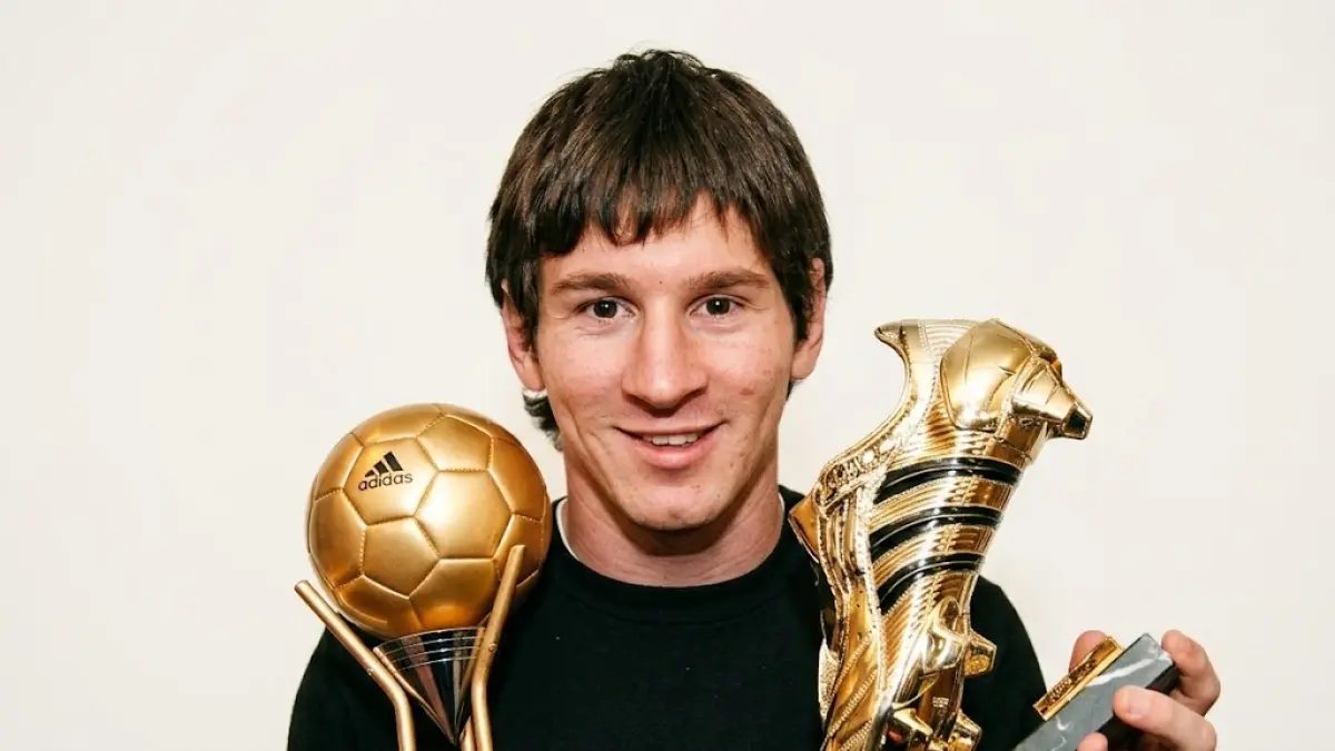 Messi dan golden boot serta golden ball yang didapatkan dari FIFA Youth World Cup. 