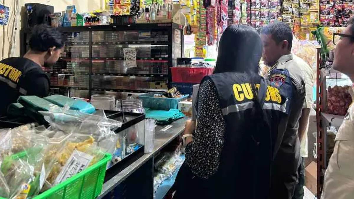 PELOTOTI&nbsp; WARUNG : Satpol PP Kabupaten Klungkung bersama Tim Bea Cukai Denpasar melakukan razia cukai rokok ilegal di sejumlah warung dan toko yang ada di Kecamatan Dawan, Banjarangkan dan Klungkung. (foto: Satpol PP Klungkung)