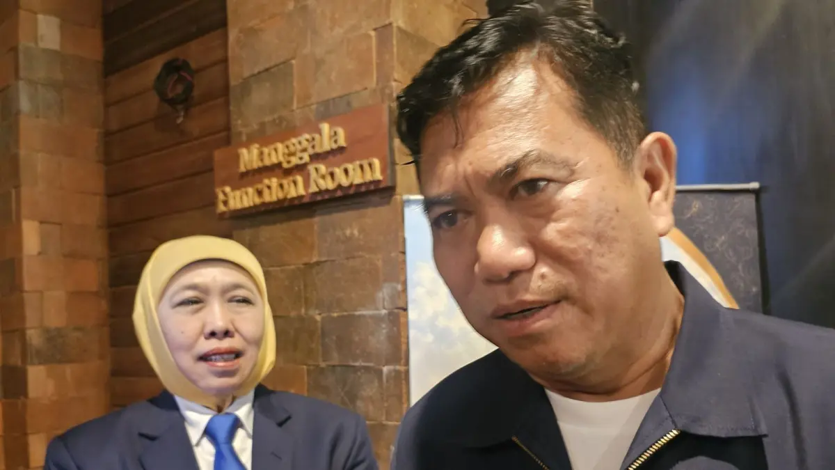 PENGEMBANGAN SAPI: Ketua IKA UNAIR Wilayah Bali, Nyoman Dhukajaya bersama Ketua Umum IKA UNAIR yang juga menjabat Gubernur Jawa Timur Khofifah Indarparawansa di Kuta, Kamis (16/7/2026). (NI KADEK NOVI FEBRIANI/radarbali.id)