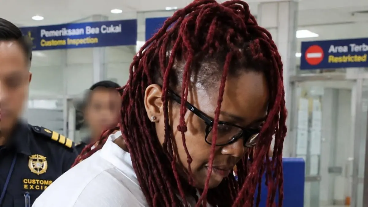 PENYELUNDUPAN: Warga Negara Asing (WNA) asal Amerika Serikat, Tyeisha Kieonne Park, 38, saat diamankan petugas setibanya di Bandara Internasional I Gusti Ngurah Rai, Bali. (ist/radarbali.id)