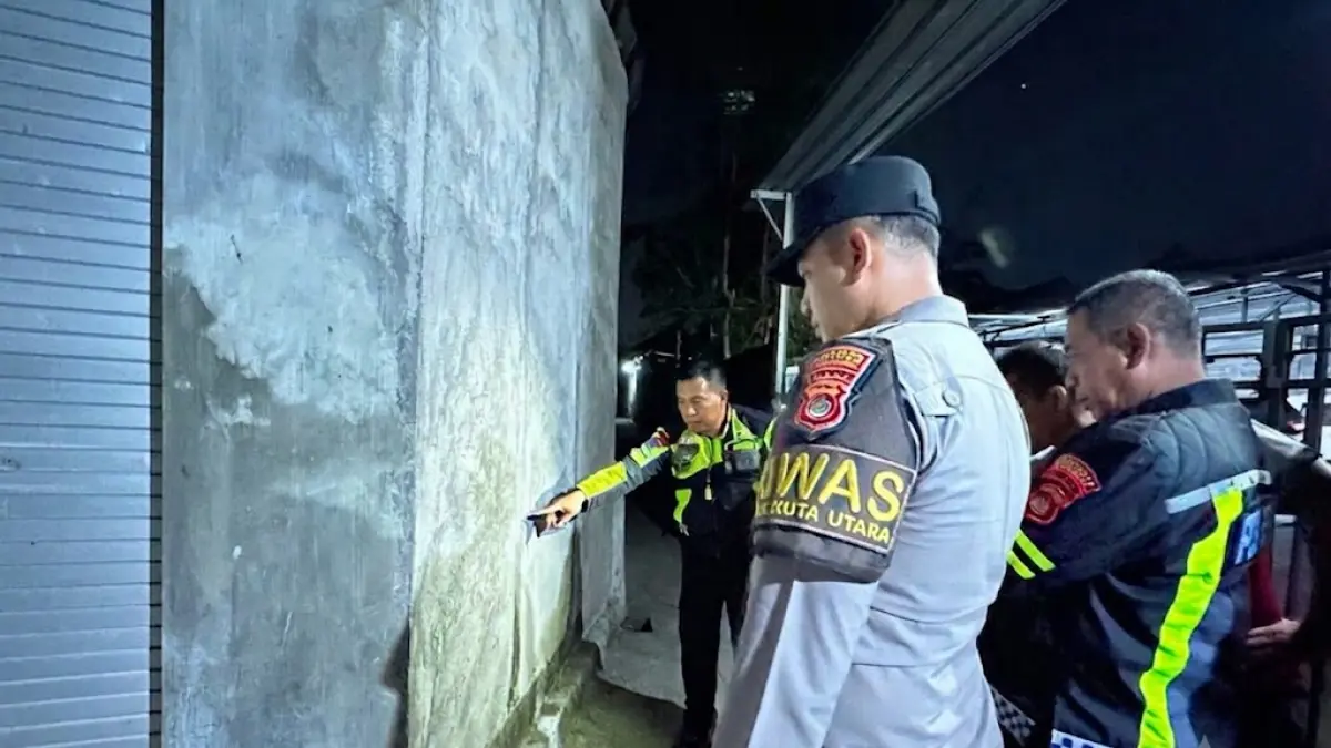 Petugas memeriksa lokasi terakhir pelarian WNA asal Turki yang menabrak 7 kendaraan di Jalan Batubidak, Gang Manggis, Kuta Utara, Badung. OSA telah resmi ditetapkan sebagai tersangka oleh penyidik Polres Badung. (Polsek Kuta Utara)
