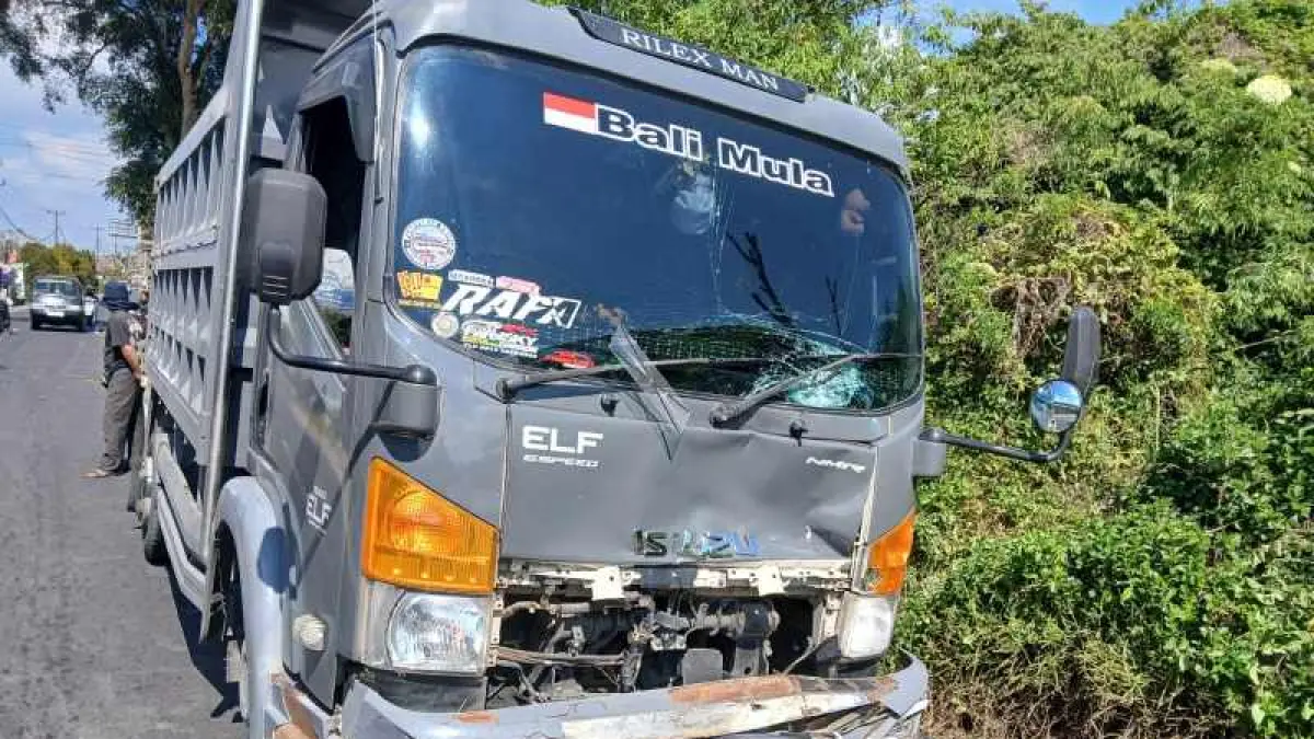 RINGSEK : Truk Isuzu bernomor polisi P 8098 ED ringsek setelah kecelakaan. (foto: Polres Bangli)