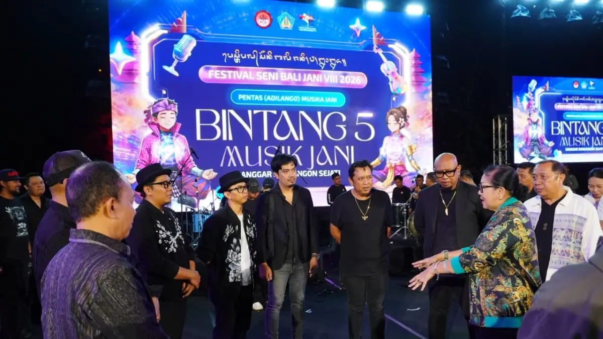 BINTANG-BINTANG: Ketua TP PKK Provinsi Bali, Putri Koster, turut hadir menonton  di Panggung Terbuka Ardha Chandra dan berbincang dengan para bintang tamu, Jumat (17/7/2026)