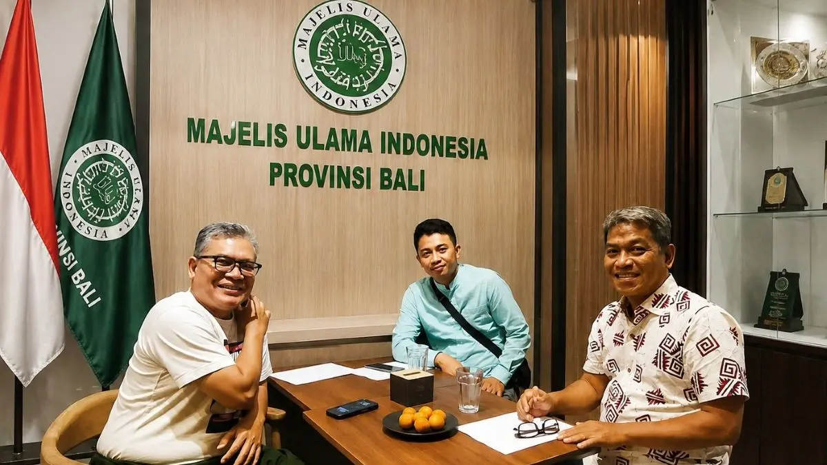 Ketua LPB MUI Provinsi Bali masa khidmat 2025–2030, Bambang Widjanarko (kanan depan) saat bertemu Sekretaris MUI Bali, Dr. H. Ismoyo Soemarlan, belum lama ini.
